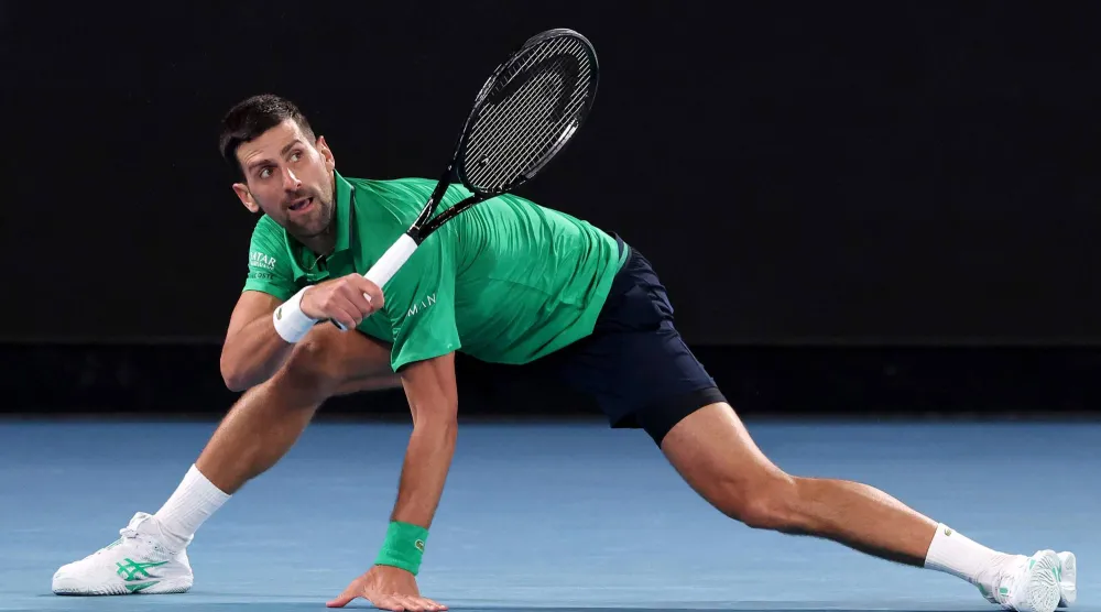 النجم الصربي نوفاك ديوكوفيتش ينثر سحره في ملبورن (أ.ف.ب)