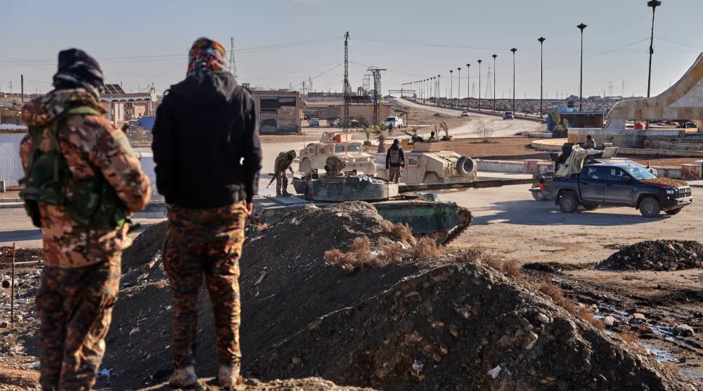 جنود من قوات سوريا الديمقراطية (قسد)  ينتشرون بمركبات عسكرية مدرعة لتأمين الطرق المؤدية إلى سجن غويران (أ.ب)
