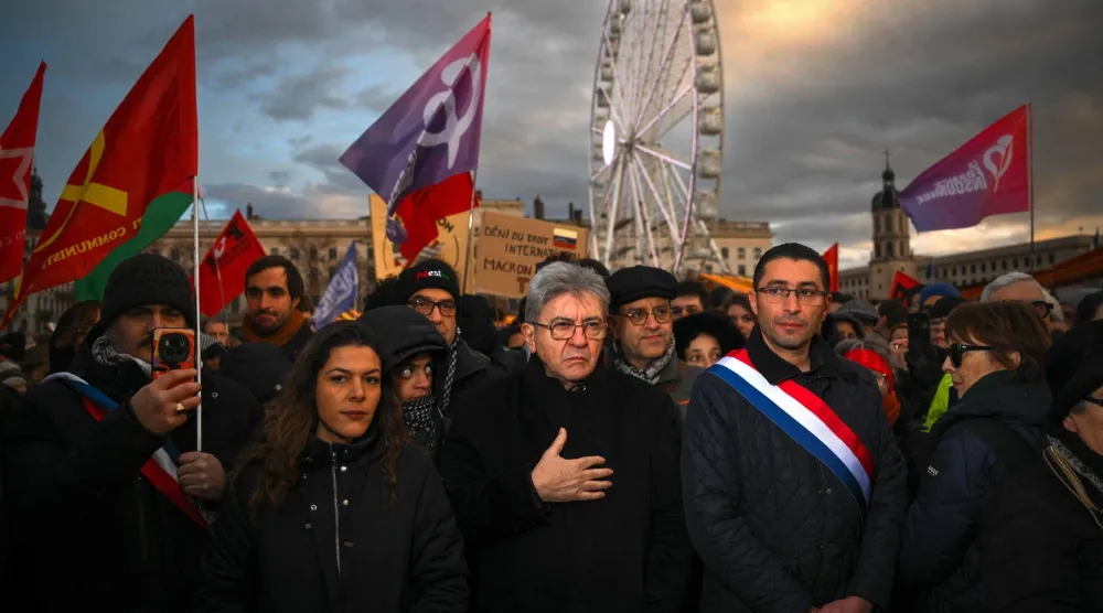 جان لوك ميلينشون (في الوسط) زعيم حزب «فرنسا الأبية» اليساري الفرنسي يشارك في مظاهرة لدعم الشعب الفنزويلي في ساحة بيلكور في ليون بوسط شرق فرنسا 10 يناير 2026 (أ.ف.ب)
