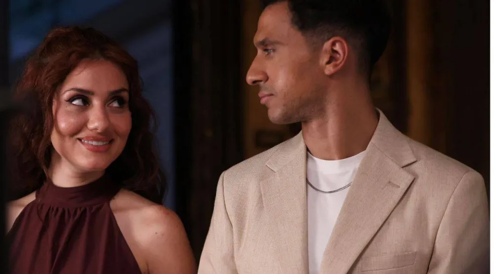 عصام عمر وجيهان الشماشرجي في لقطة من المسلسل (حساب عمر على «فيسبوك»)