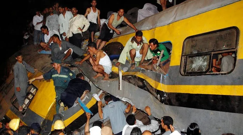 مصريون يبحثون عن ضحايا حادث تصادم بين قطارين للركاب في منطقة العياط (أرشيفية - أ.ب)