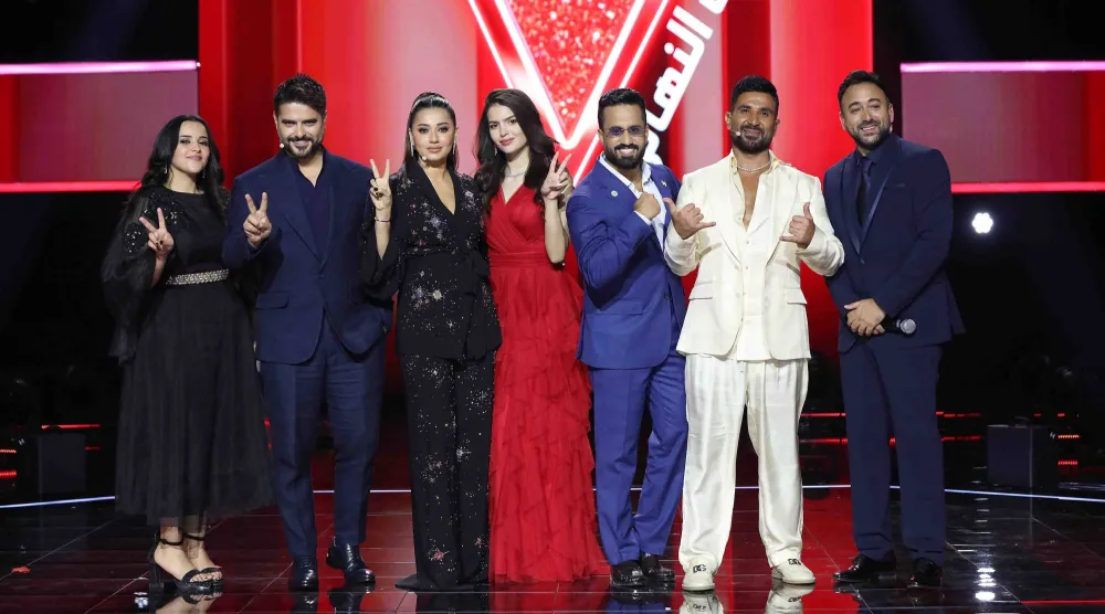 المشتركون الثلاثة بعد وصولهم لمرحلة النهائيات مع مدربيهم (إم بي سي)