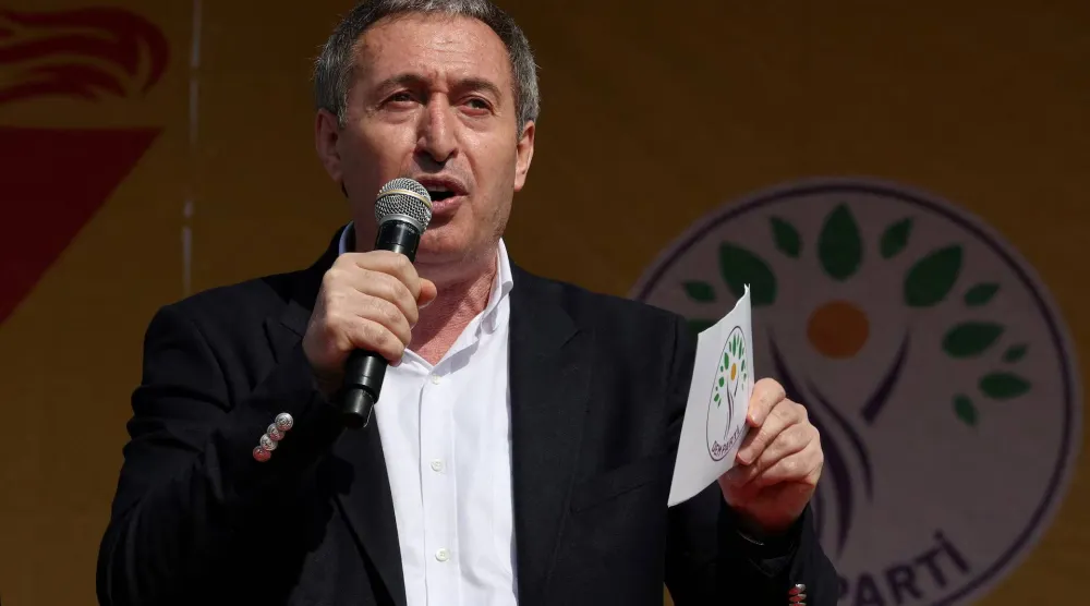 تونجر باكيرهان الرئيس المشارك لحزب «المساواة والديمقراطية للشعوب» المؤيد للأكراد يلقي كلمة في إسطنبول 17 مارس 2024 (رويترز)