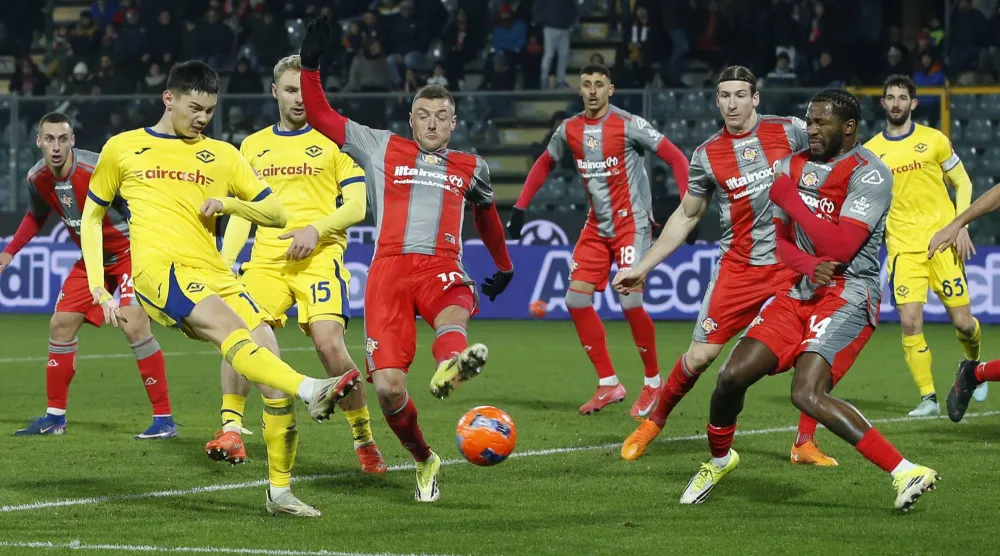 كريمونيزي اكتفى بالتعادل أمام ضيفه هيلاس فيرونا (إ.ب.أ)