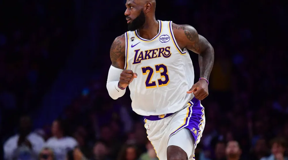 «الملك» ليبرون جيمس خارج «كل النجوم» (رويترز)