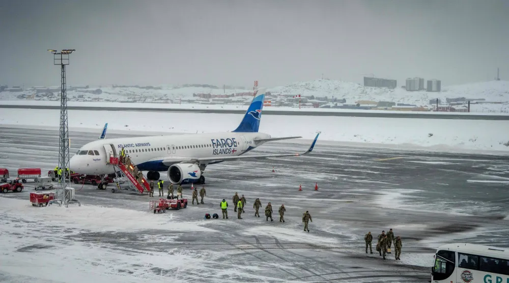 جنود دنماركيون يصلون مطار نوك في غرينلاند (أ.ف.ب)