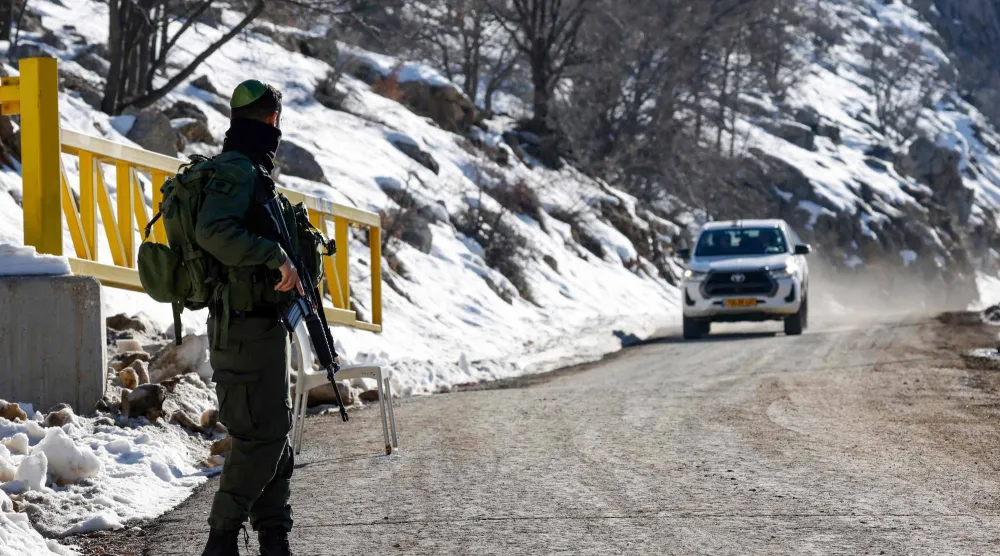جندي إسرائيلي يقف بجوار حاجز على جبل الشيخ 8 يناير 2025 (أ.ف.ب)