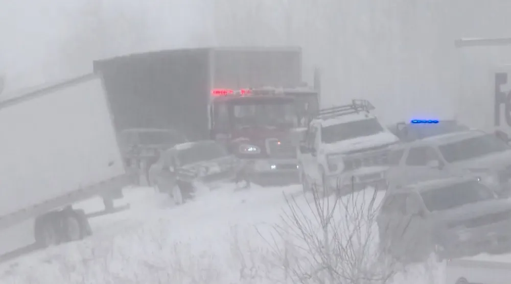 من موقع حادث التصادم في ولاية ميشيغان (أ.ب)