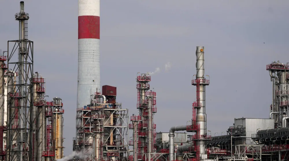 مصفاة نفط تابعة لشركة صناعة النفط في صربيا (NIS) في بانشيفو (أ.ب)