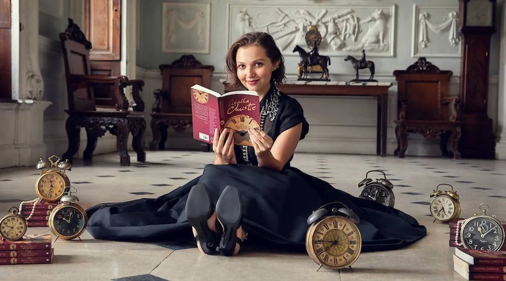 رواية «لغز المنبّهات السبعة» لأغاثا كريستي تتحول إلى مسلسل (نتفليكس)