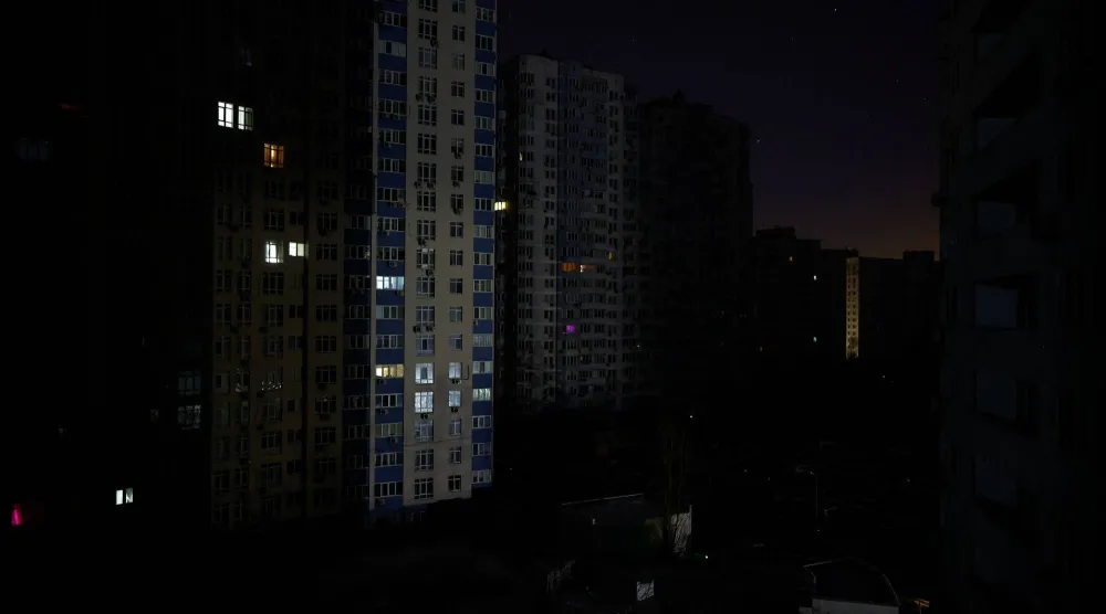 مبانٍ سكنية دون كهرباء خلال انقطاع التيار بعد استهداف البنية التحتية المدنية الحيوية بهجمات صاروخية وطائرات مسيّرة روسية ليلية وسط الهجوم الروسي على كييف (رويترز)