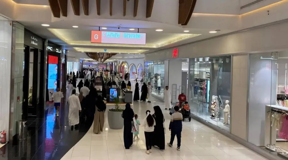 أناس يتسوقون في أحد مراكز التسوق بالرياض (رويترز)