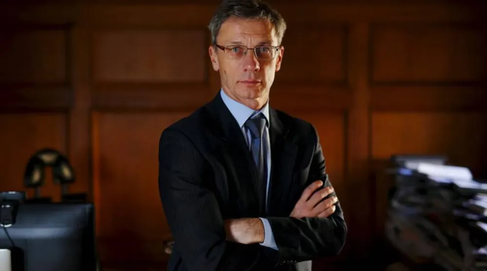 محافظ البنك المركزي الكرواتي بوريس فوجيتش يلتقط صورة خلال مقابلة مع وكالة «رويترز» في زغرب (أرشيفية - رويترز)