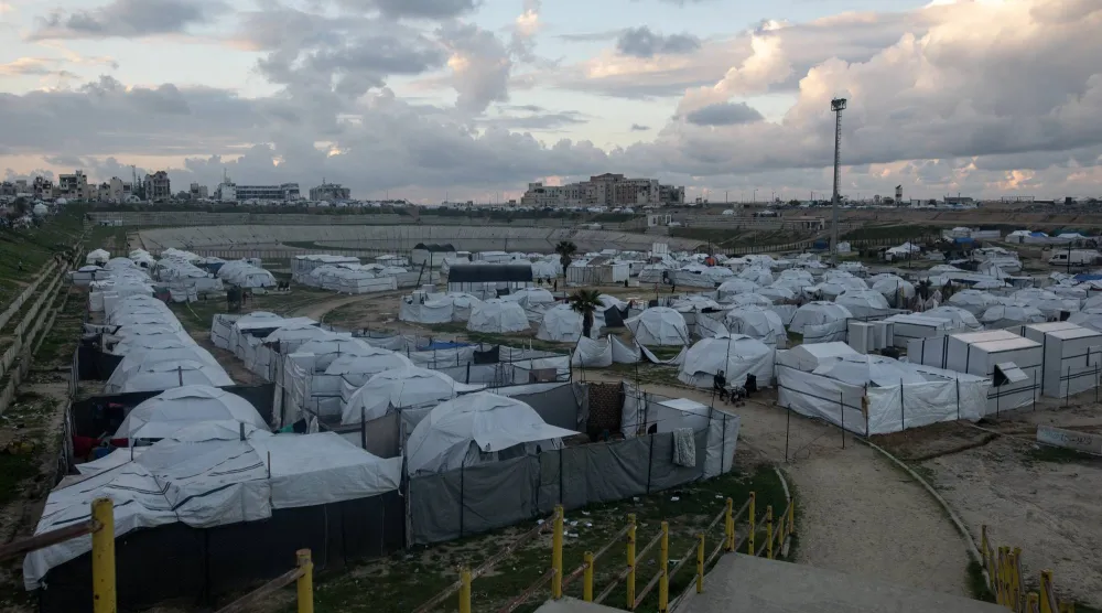 فلسطينيون نازحون في مخيم مؤقت بمدينة خان يونس جنوب قطاع غزة (إ.ب.أ)