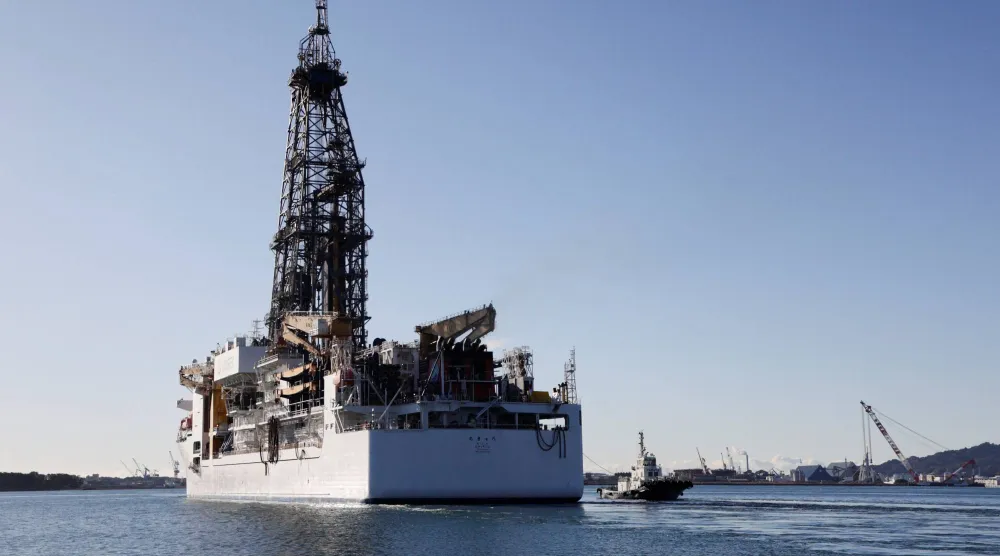 سفينة تنقيب عن المعادن النادرة في بحر اليابان (رويترز)