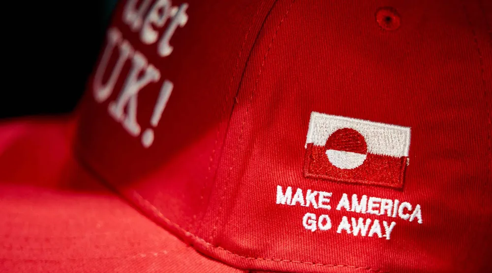 القبعات حملت شعار «اجعلوا أميركا ترحل» (أ.ف.ب)