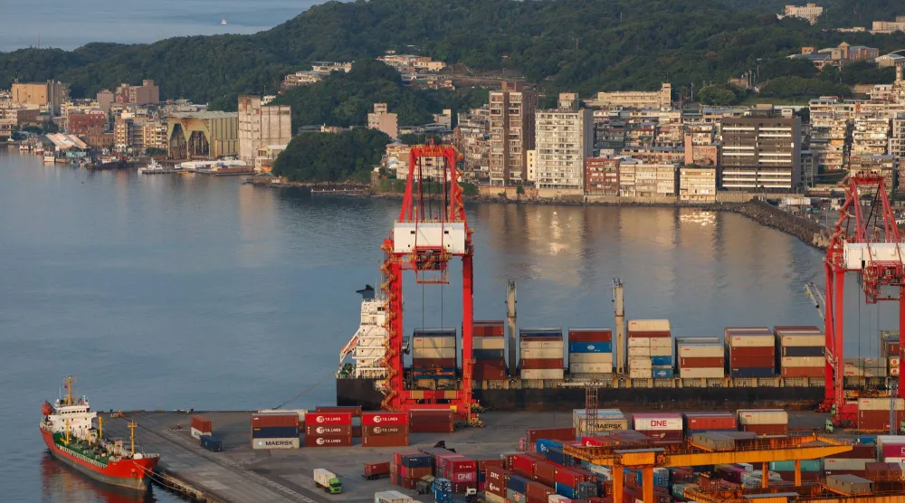 حاويات ومعدات متوقفة في ميناء كيلونغ بتايوان (رويترز)