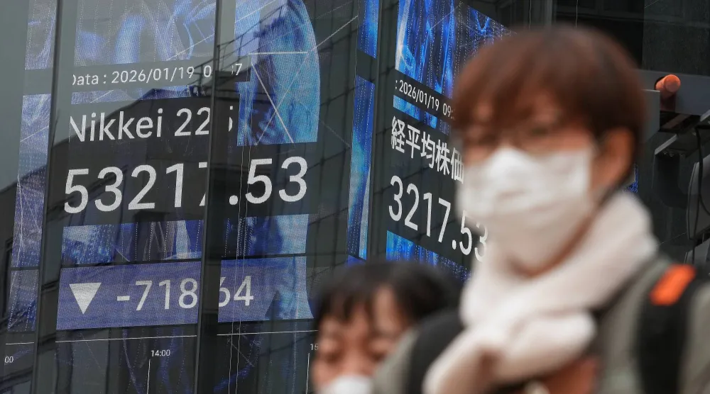 شاشة تعرض حركة الأسهم في وسط العاصمة اليابانية طوكيو (أ.ب)