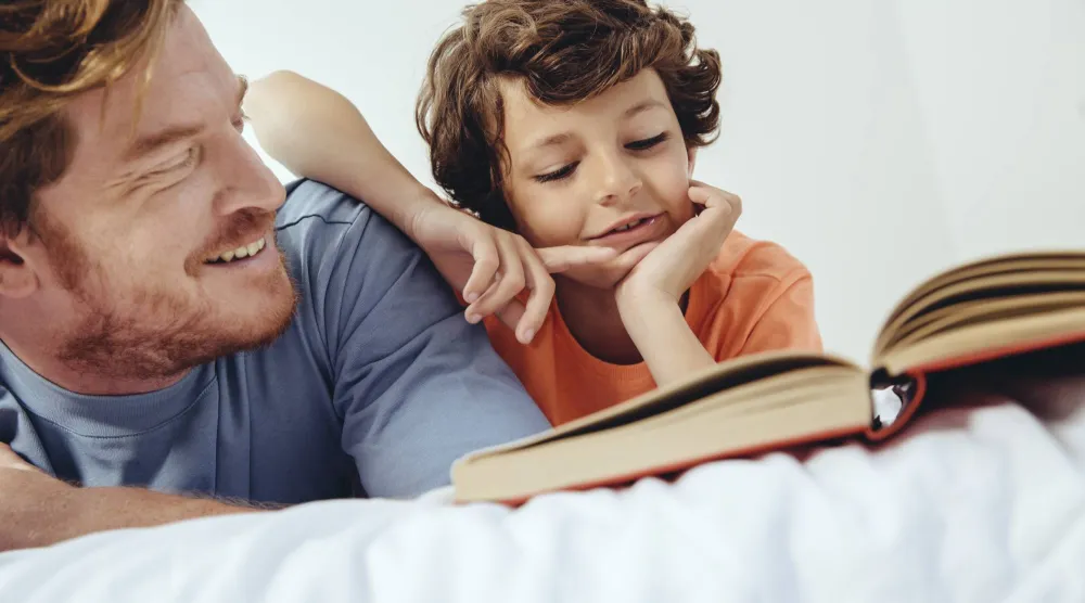 القراءة المشتركة بين الآباء والأطفال تحفِّز التعاطف والتفكير الإبداعي