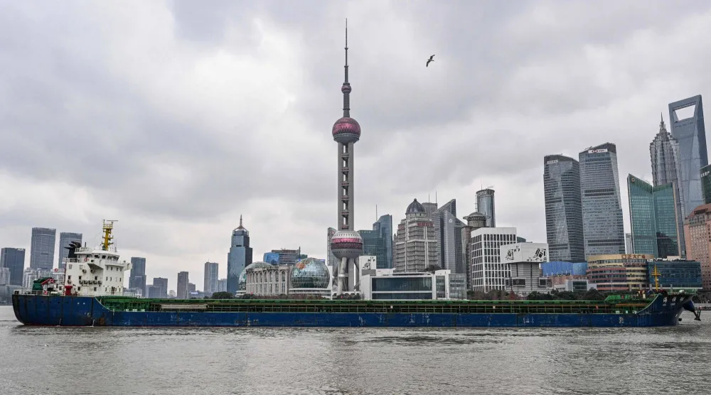سفينة شحن تمر في نهر هوانغبو بمدينة شنغهاي الصينية (أ.ف.ب)