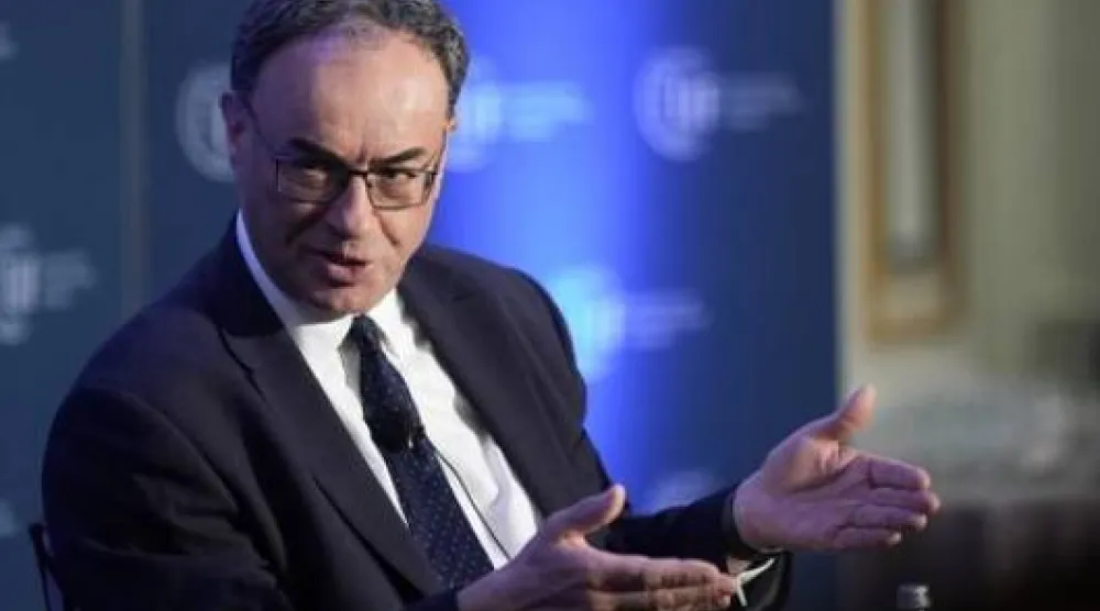 آندرو بيلي يتحدث مع تيم آدامز من «معهد التمويل الدولي» على هامش الاجتماعات السنوية لـ«صندوق النقد» و«البنك» الدوليين بواشنطن يوم 23 أبريل 2025 (رويترز)