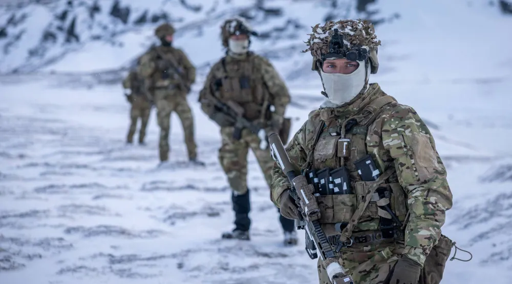 جنود دنماركيون خلال تدريبات على الرماية بموقع غير مُعلن في غرينلاند (أ.ف.ب)