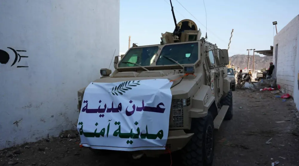 القوات لحظة مغادرتها معسكر جبل حديد في قلب عدن (إعلام حكومي)