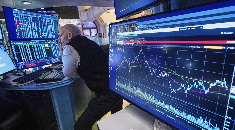 متداول يعمل داخل بورصة نيويورك (أ.ب)