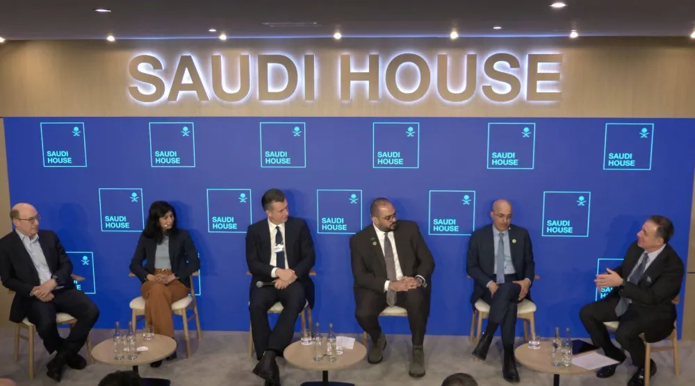 وزير الاقتصاد والتخطيط السعودي يتوسط الحاضرين في الجلسة الحوارية ضمن أعمال المنتدى الاقتصادي العالمي في دافوس (الشرق الأوسط)