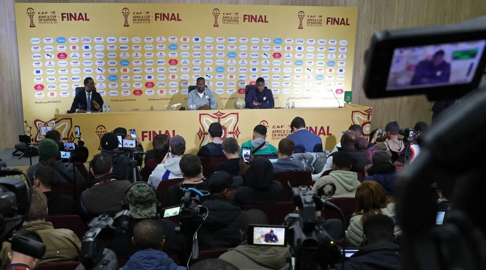 اندلعت مشادات ومشاجرات بين الإعلاميين المغاربة والسنغاليين واستمرت قبل أن يخرج ثياو (رويترز)