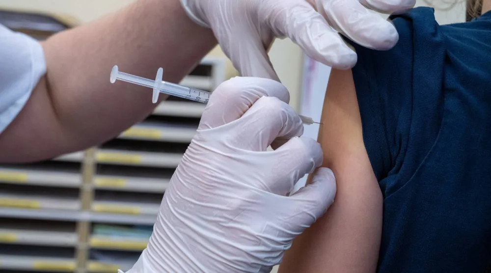 الأفكار الإيجابية قد تعزز الاستجابة المناعية للقاحات (د.ب.أ)