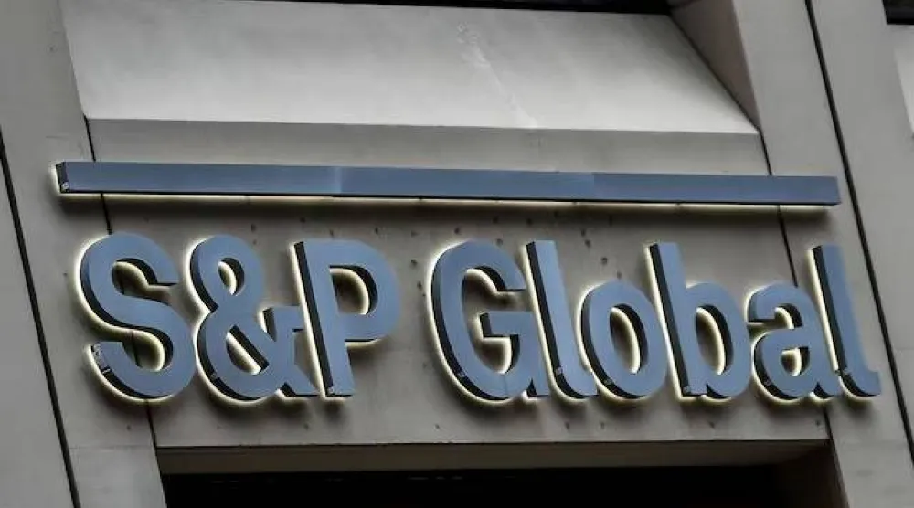 شعار وكالة «ستاندرد آند بورز» في أحد المباني (رويترز)