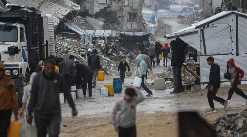 الفلسطينيون النازحون الذين لجأوا إلى خيام مؤقتة ومدارس أو منازل متضررة بشدة يواصلون حياتهم وسط الأزمة الإنسانية المستمرة في غزة (د.ب.أ)