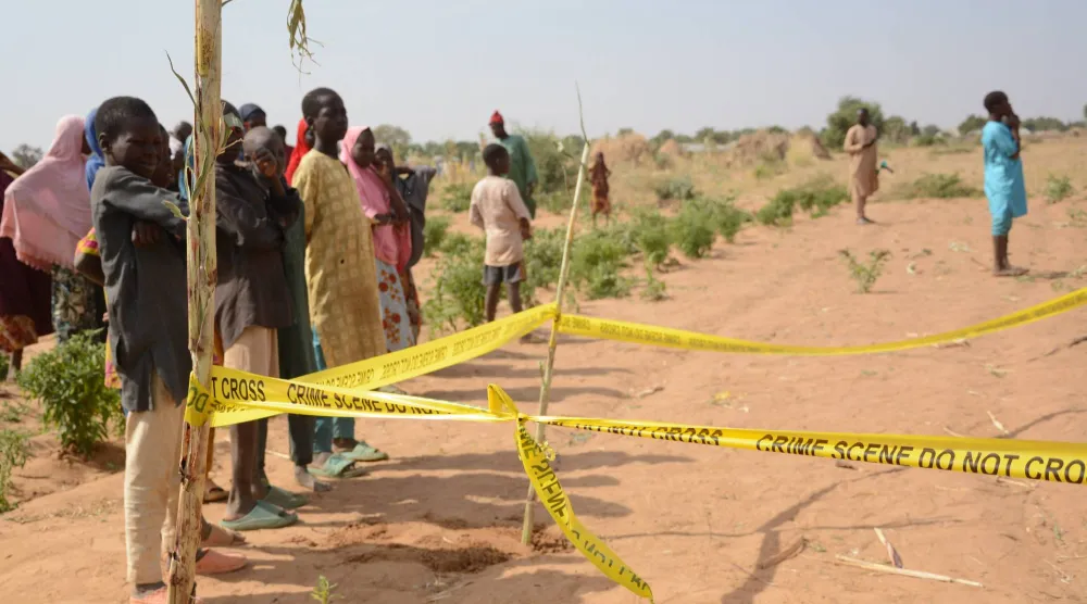 أشخاص خلف شريط مسرح الجريمة في موقع غارة جوية أميركية شمال غربي جابو بنيجيريا يوم الجمعة 26 ديسمبر 2025 (أ.ب)