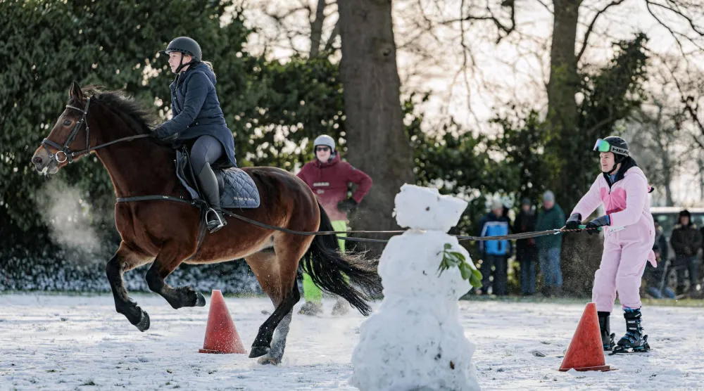 شخص يمتطي حصاناً خلال المشاركة في مسابقة على الثلج بهولندا (إ.ب.أ)