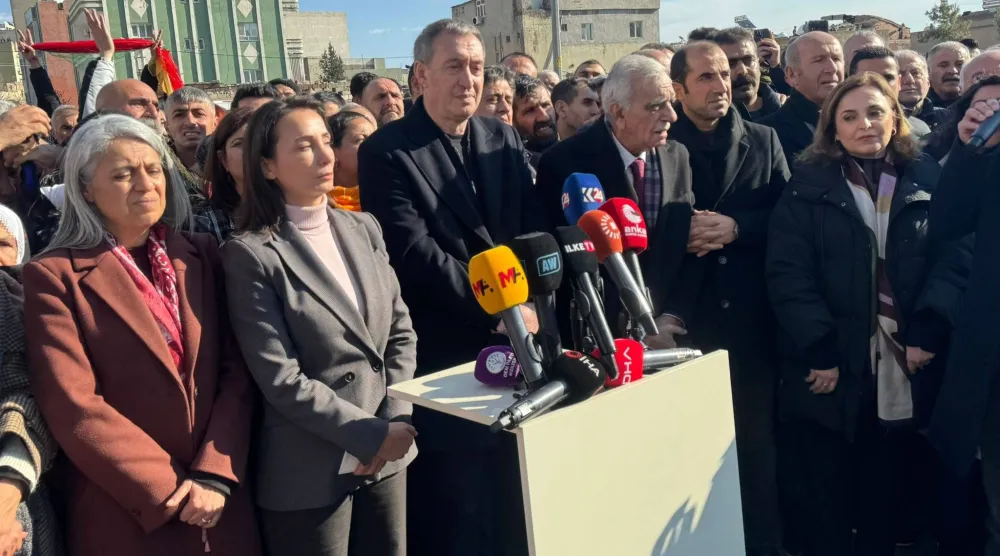 الرئيسان المشاركان لحزب «الديمقراطية والمساواة للشعوب» يتحدثان خلال مسيرة للحزب على الحدود التركية - السورية يوم الثلاثاء (حساب الحزب في «إكس»)