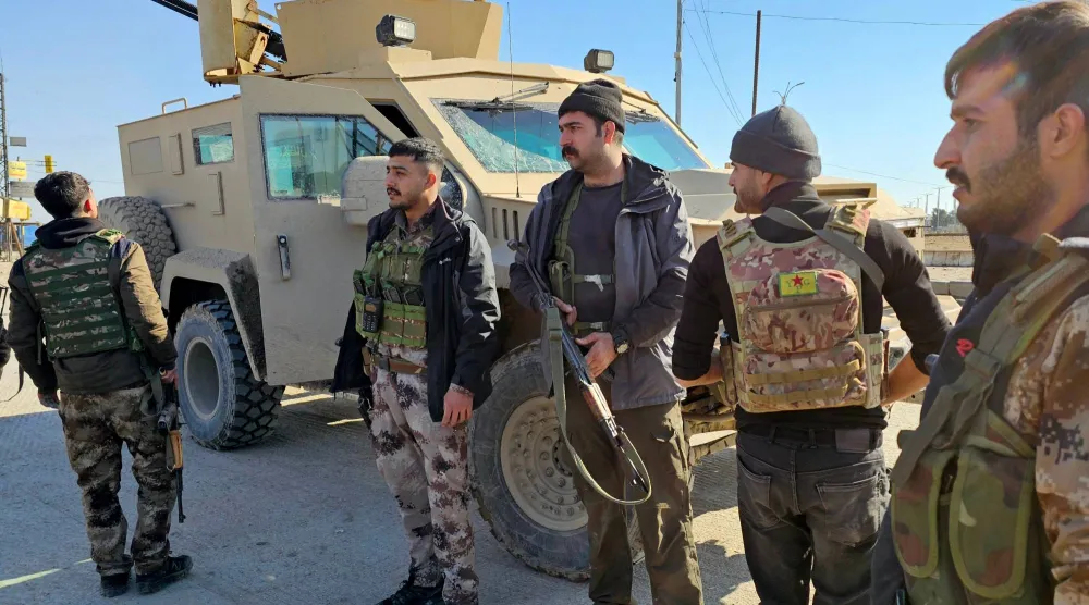 مقاتلون أكراد يتجمعون أثناء استعدادهم للدفاع عن مدينة الحسكة في شمال شرق سوريا (أ.ف.ب)