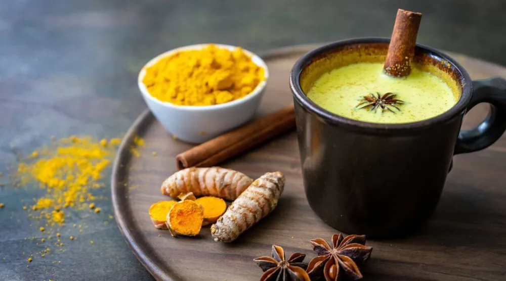 الحليب الذهبي من المشروبات الدافئة لتهدئة الجسم وتحسين النوم (جامعة أريزونا)