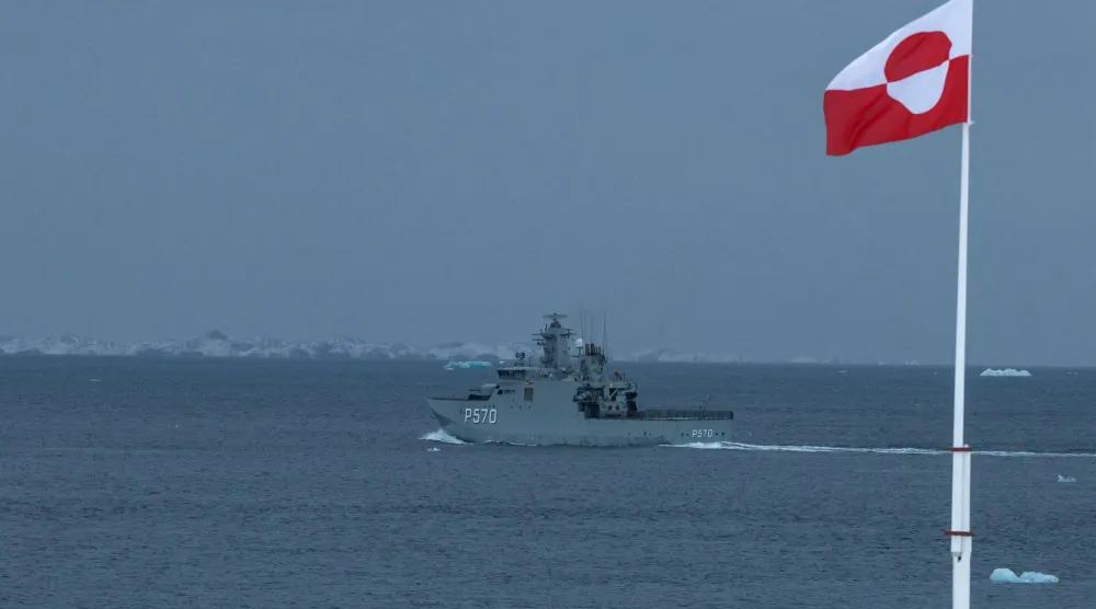 سفينة تابعة للجيش الدنماركي تبحر بالقرب من ميناء نوك القديم في غرينلاند (رويترز)