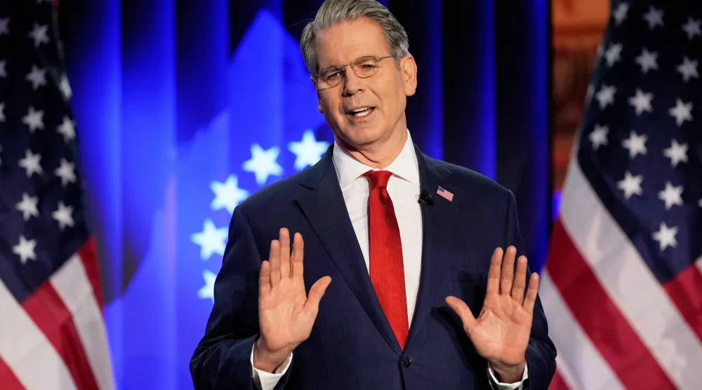 وزير الخزانة الأميركي سكوت بيسنت يتحدث في دافوس (أ.ب)