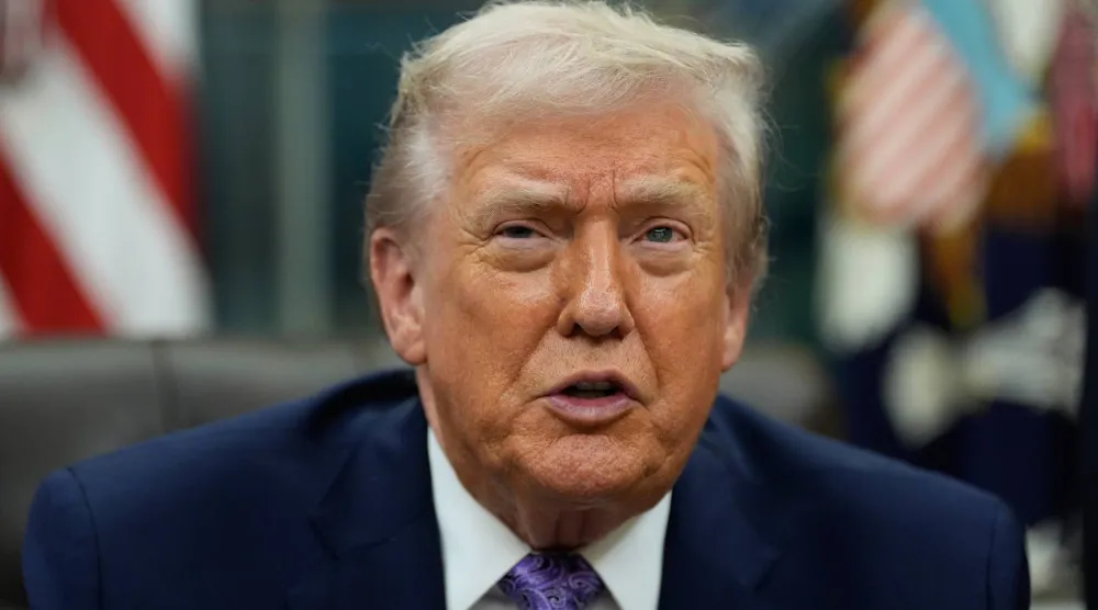 الرئيس الأميركي دونالد ترمب يلقي كلمة خلال حفل توقيع في المكتب البيضاوي بالبيت الأبيض... واشنطن 11 ديسمبر 2025 (أ.ب)