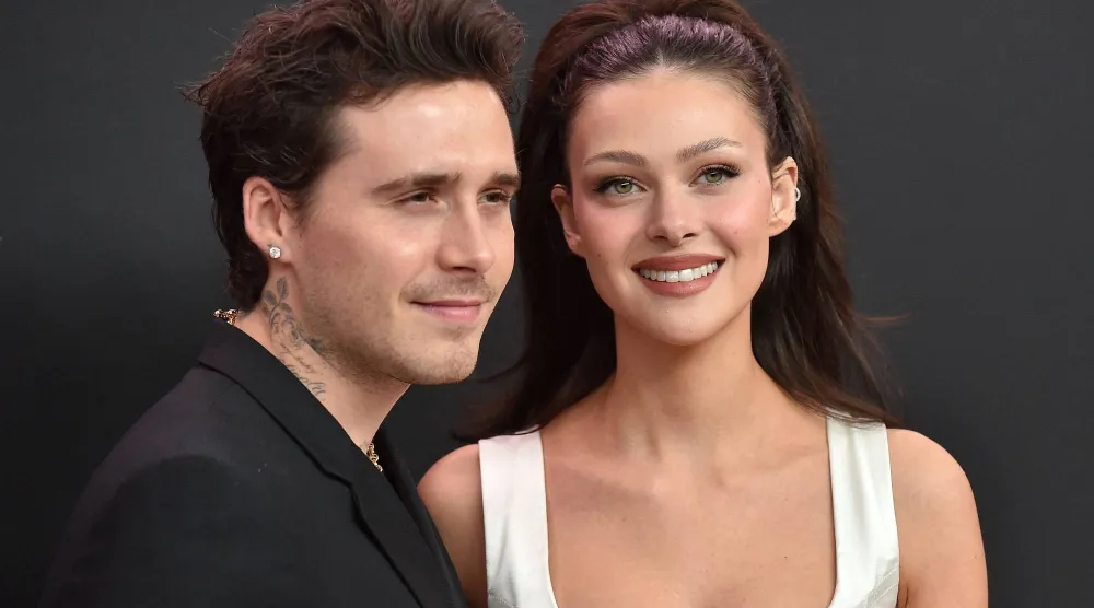 عارض الأزياء البريطاني السابق بروكلين بيكهام وزوجته الممثلة الأميركية نيكولا بيلتز بيكهام (أ.ف.ب)