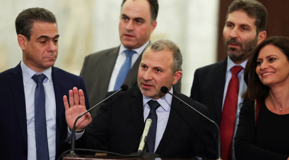 رئيس «التيار الوطني الحر» النائب جبران باسيل ونواب في كتلته بعد تسمية نواف سلام لرئاسة الحكومة (أرشيفية - رويترز)