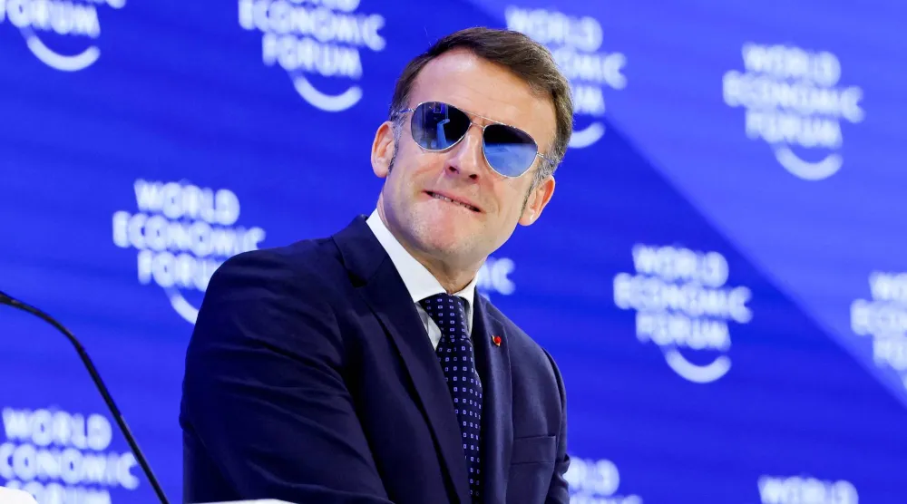 الرئيس الفرنسي إيمانويل ماكرون خلال الاجتماع السنوي السادس والخمسين للمنتدى الاقتصادي العالمي في دافوس بسويسرا 20 يناير 2026 (رويترز)