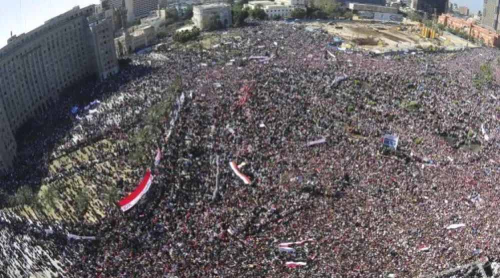 متظاهرون مصريون في ميدان التحرير خلال أحداث 2011 (رويترز)