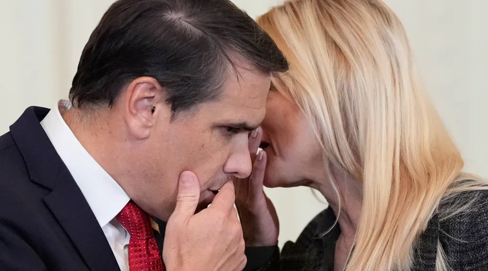 وزيرة العدل الأميركية بام بوندي ومساعدها تود بلانش خلال مناسبة في واشنطن (أ.ب)