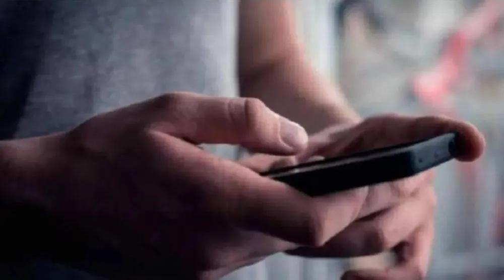 قرار الحكومة المصرية بإنهاء الإعفاء الاستثنائي للهواتف الجوالة الواردة من الخارج أثار غضباً (أرشيفية - رويترز)