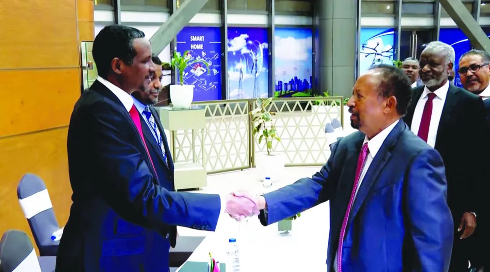 أرشيفية لحمدوك (يمين) وهو يصافح «حميدتي» في أديس أبابا (موقع «إكس»)