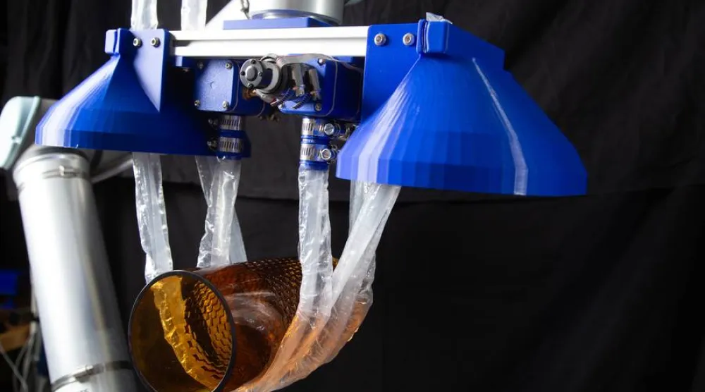 الباحثون: قمنا بتطوير قبضة روبوتية نامية تشبه النباتات المتسلقة قادرة على الالتفاف حول الجسم وتعليقه بلطف وبشكل آمن (MIT)