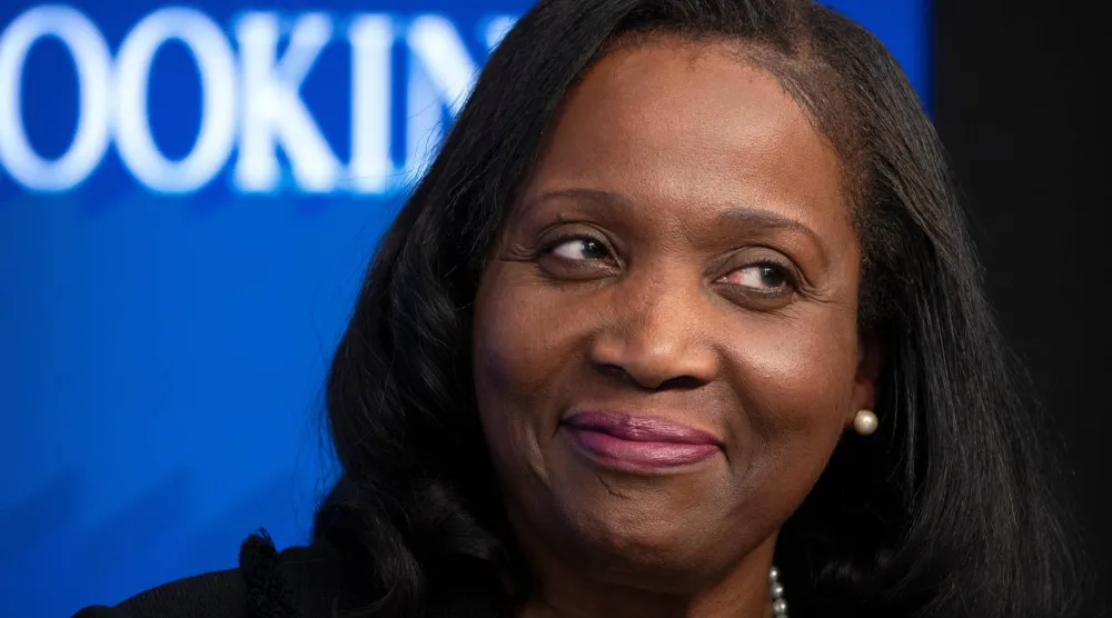 محافظة «الاحتياطي الفيدرالي» ليزا كوك خلال فعالية في «معهد بروكينغز» (أ.ب)